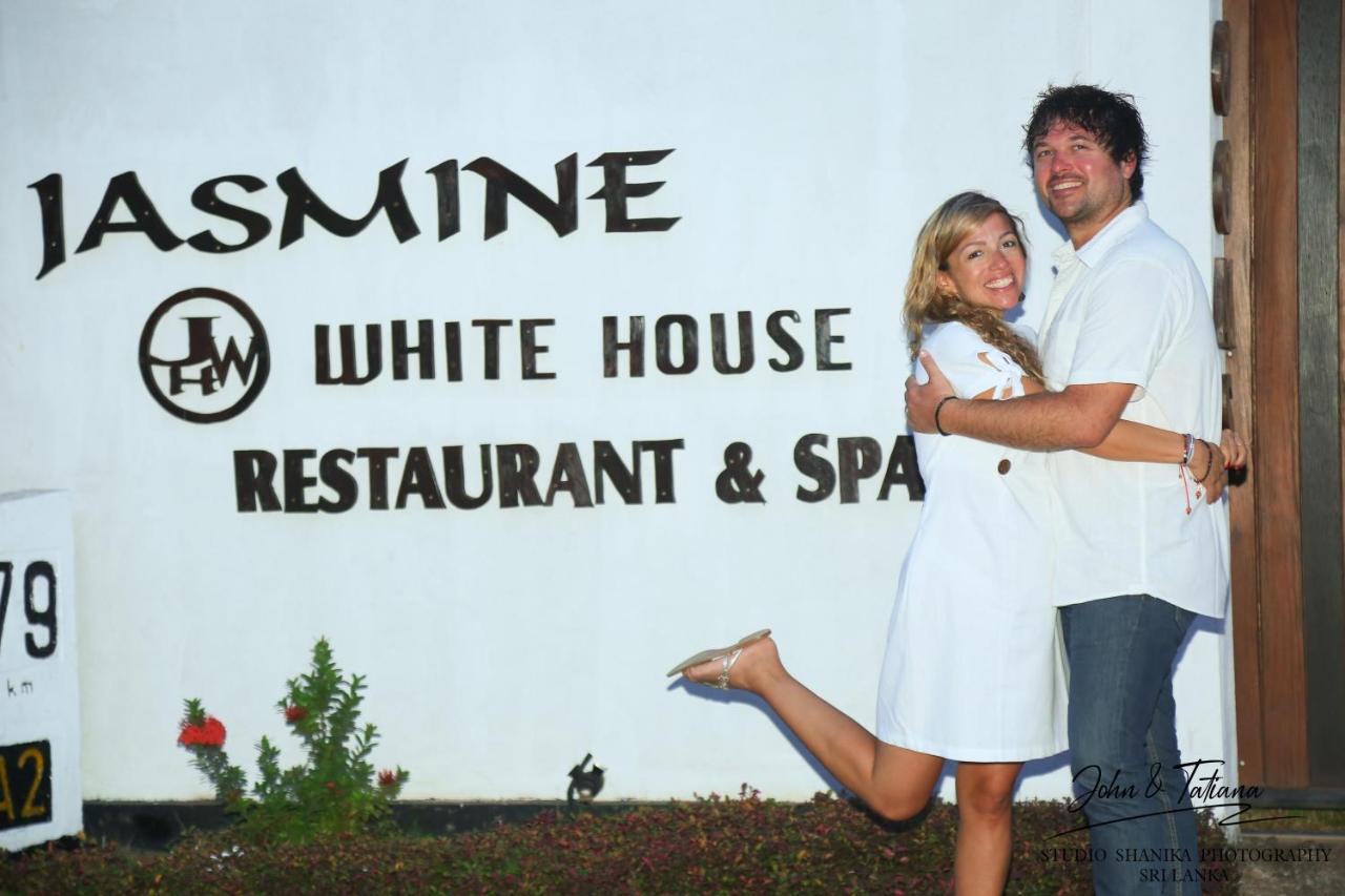 Jasmine White House Restaurant & Spa Dickwella Exterior photo